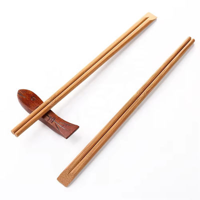 Uma classe de pauzinhos de bambu descartáveis para sushi